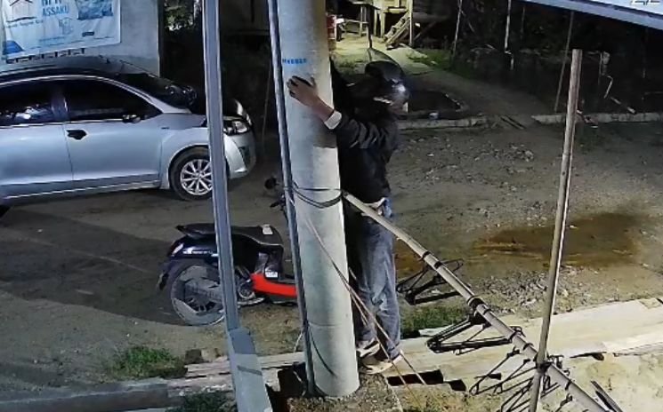 2 Pria Kepergok Hendak Curi Tembaga Penangkal Petir Tiang Listrik di Kendari 2 Pria Kepergok Hendak Curi Tembaga Penangkal Petir Tiang Listrik di Kendari