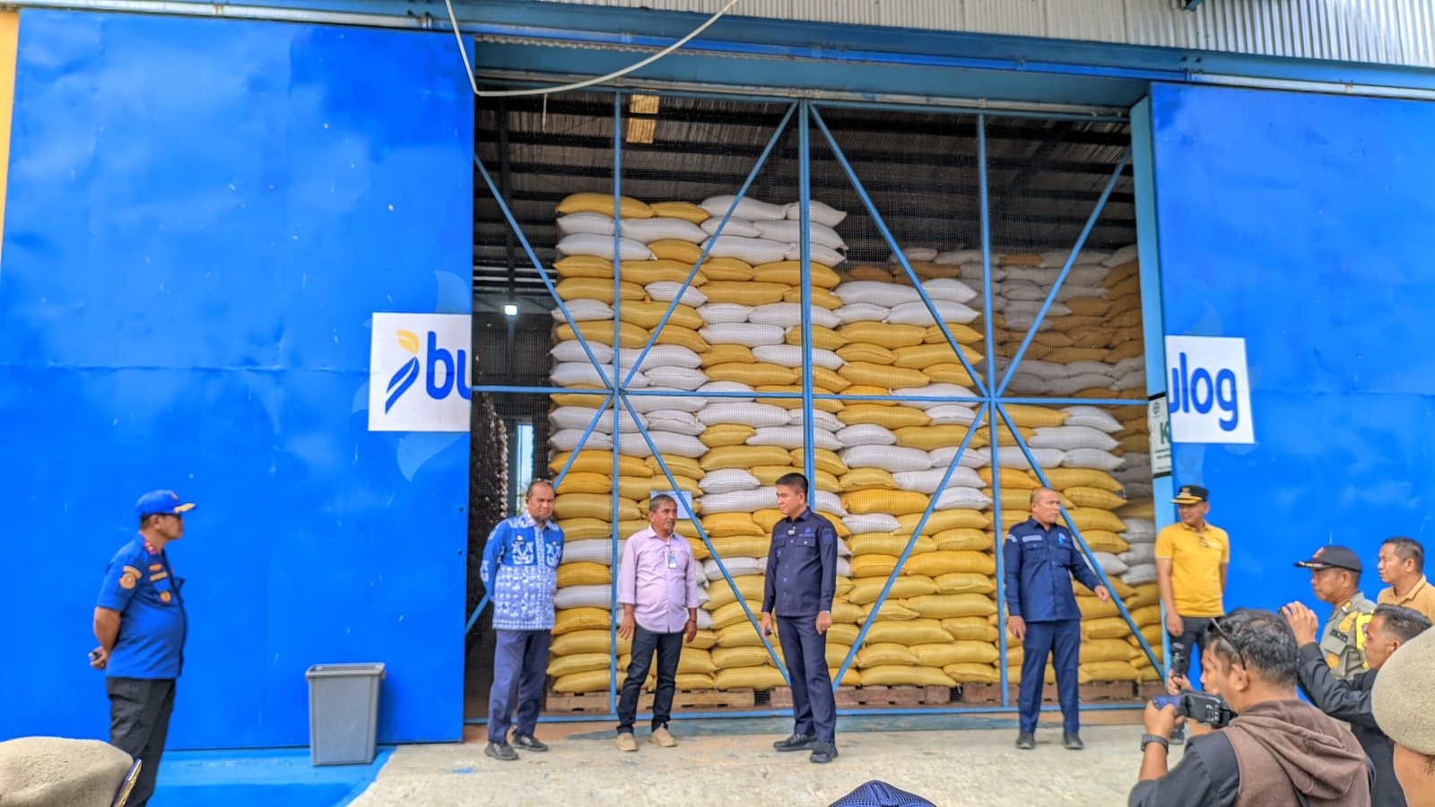 Dukung Pemerataan Stok Nasional, Pemkab Konsel Kirim 1.000 Ton Beras Ke Sulut Dukung Pemerataan Stok Nasional, Pemkab Konsel Kirim 1.000 Ton Beras Ke Sulut