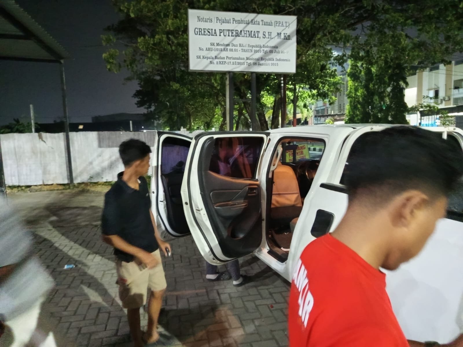 Aksi Sigap Damkarmat Kendari Bantu Pengemudi saat Mobilnya Terkunci Otomatis Aksi Sigap Damkarmat Kendari Bantu Pengemudi saat Mobilnya Terkunci Otomatis