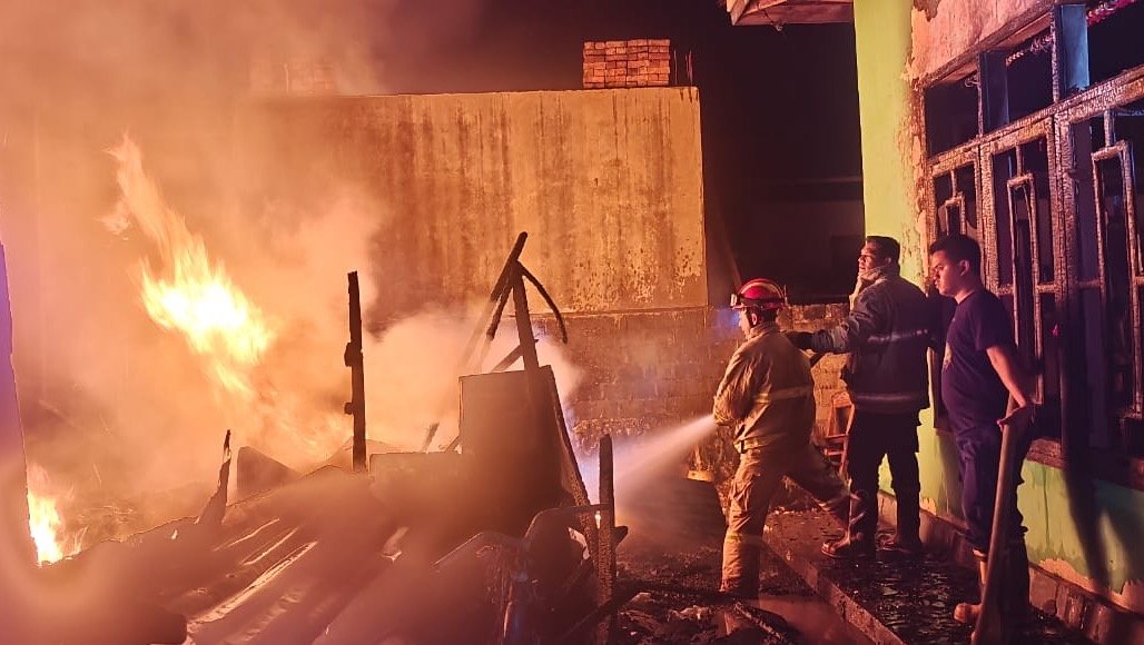 Kios Sembako di Baubau Dilalap Api, Pemilik Alami Luka Bakar Kios Sembako di Baubau Dilalap Api, Pemilik Alami Luka Bakar