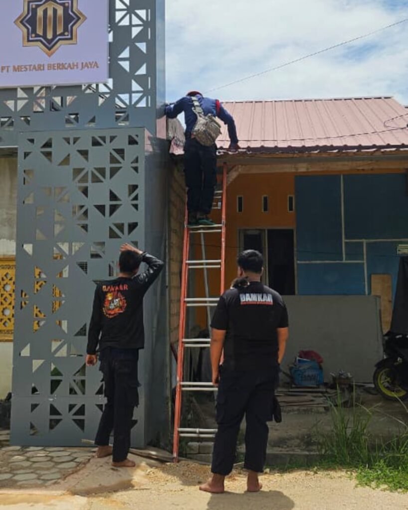 Proses evakuasi dua anak kucing dari plafon rumah warga di BTN Olive Haluoleo, Kelurahan Anduonohu, Kecamatan Poasia, Kota Kendari.
