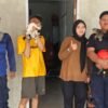 Bukan Kebakaran, Damkarmat Kendari Selamatkan 2 Anak Kucing yang Terjebak di Plafon Rumah