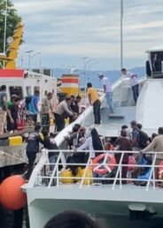 Kapal Express Cantika 07 Raha – Kendari Penuh Sesak, Penumpang Duduk hingga Anjungan