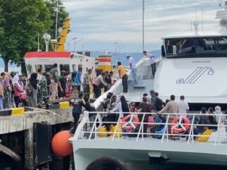 Kapal Express Cantika 07 Raha – Kendari Penuh Sesak, Penumpang Duduk hingga Anjungan
