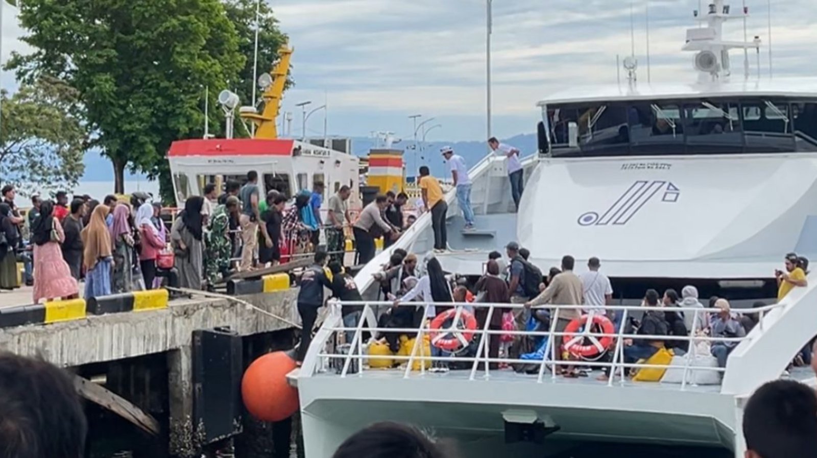 Kapal Express Cantika 07 Raha – Kendari Penuh Sesak, Penumpang Duduk hingga Anjungan Kapal Express Cantika 07 Raha – Kendari Penuh Sesak, Penumpang Duduk hingga Anjungan