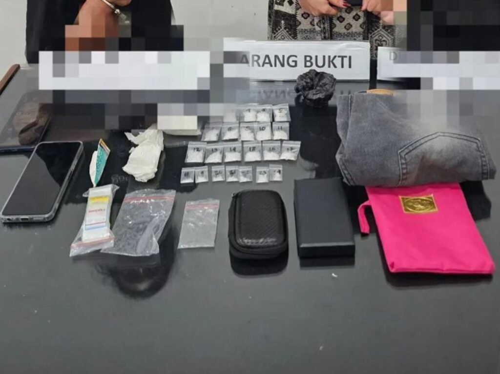 Barang bukti peredaran narkotika jenis sabu-sabu disita dari SY (44) dan DP (24) di Jalan Arwana, Kelurahan Dawidawi, Kecamatan Pomalaa, Kabupaten Kolaka, Sulawesi Tenggara (Sultra).