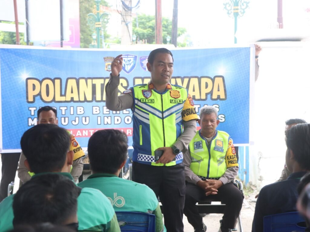 Suasana kegiatan Polantas Menyapa yang digelar Satuan Lalu Lintas (Satlantas) Polresta Kendari bersama komunitas ojek online (ojol) di Kota Kendari.