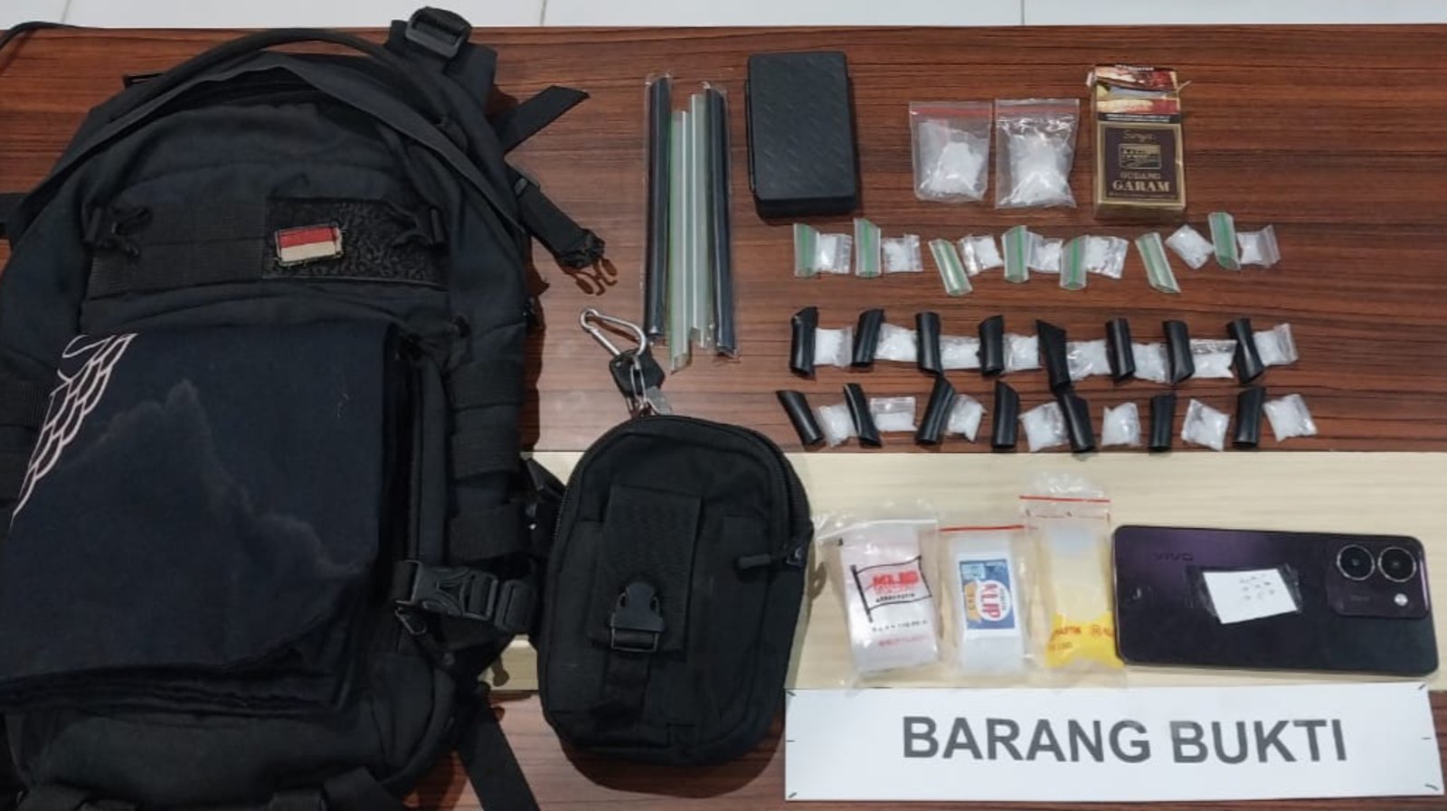 Pengedar Narkotika Dibekuk di Kolaka, 27,59 Gram Sabu-Sabu Siap Edar Disita Polisi Pengedar Narkotika Dibekuk di Kolaka, 27,59 Gram Sabu-Sabu Siap Edar Disita Polisi