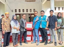 PLN NP Services Salurkan 55 Paket Sembako dan Al-Qur’an ke Warga Lalonggasumeeto, Konawe