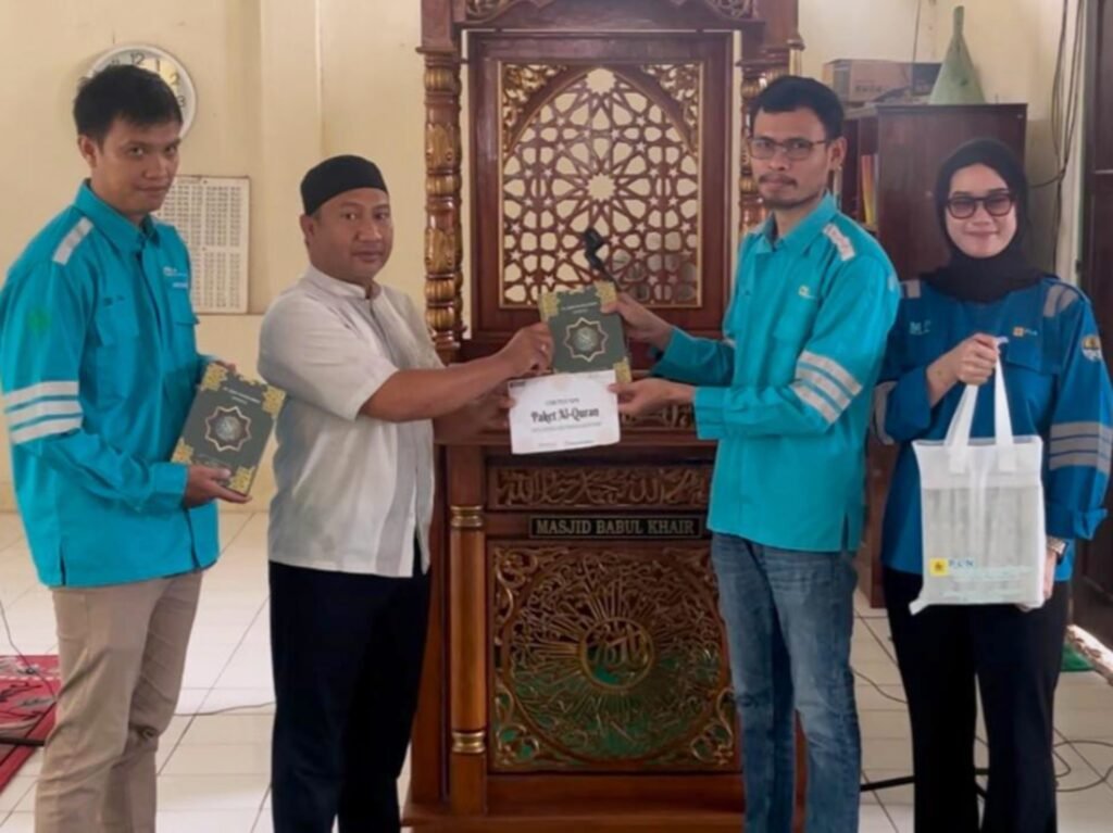 Manajemen PLN Nusantara Power Services menyerahkan bantuan kitab suci Al-Qur'an kepada salah satu pengurus masjid di Kecamatan Lalonggasumeeto, Kabupaten Konawe.
