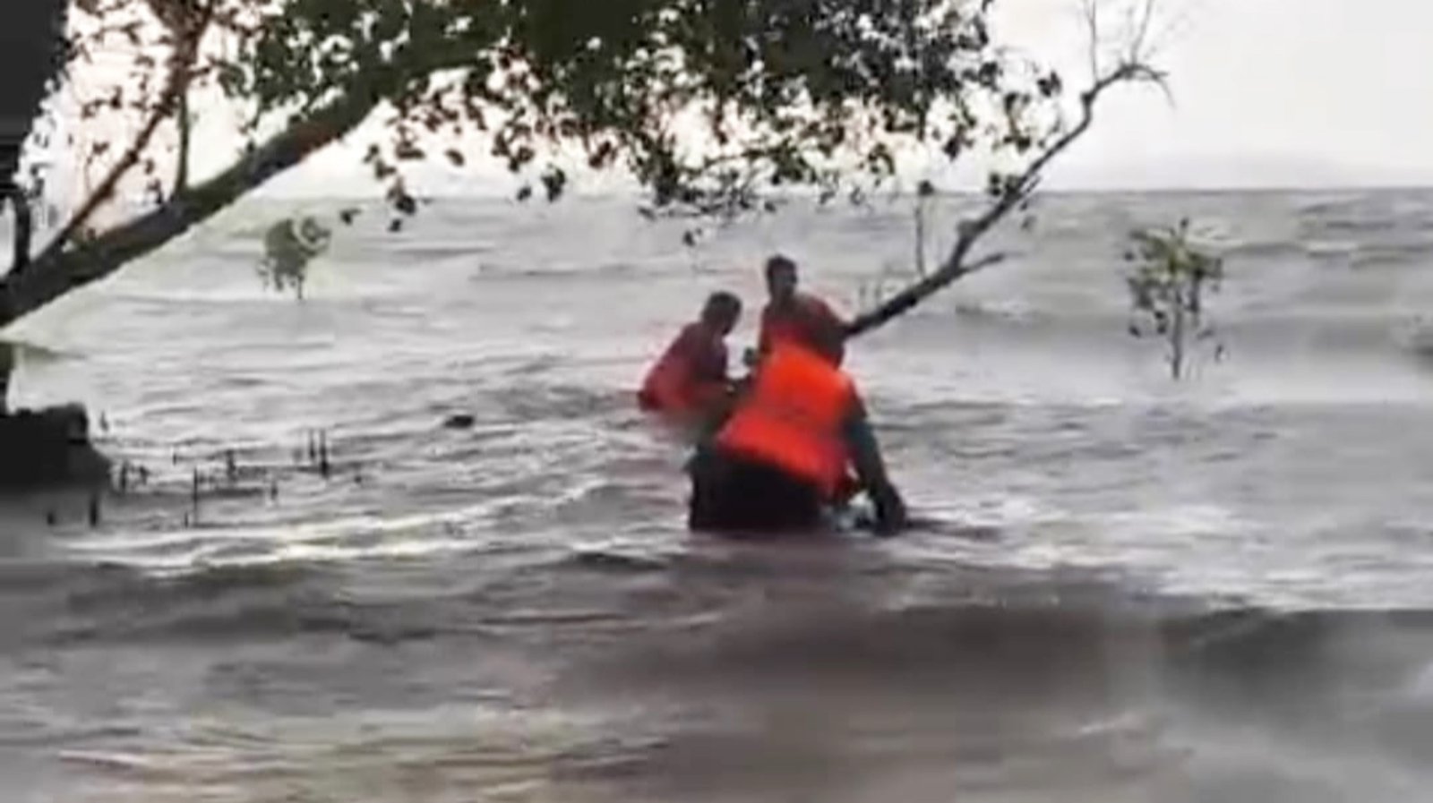 Kapal Rute Raha – Maligano Tenggelam di Pohorua, Muna, Seluruh Penumpang Selamat Kapal Rute Raha – Maligano Tenggelam di Pohorua, Muna, Seluruh Penumpang Selamat