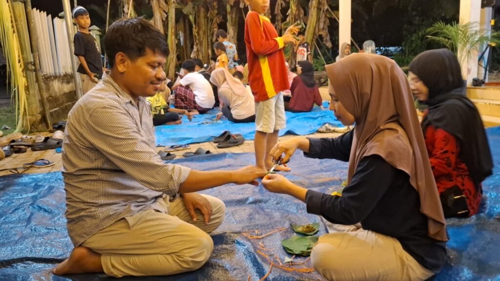 Kegiatan Hepatirangga (mewarnai kuku menggunakan daun pacar) pada Malam Kajiria di Desa Posalu, Kecamatan Wangiwangi, Kabupaten Wakatobi.