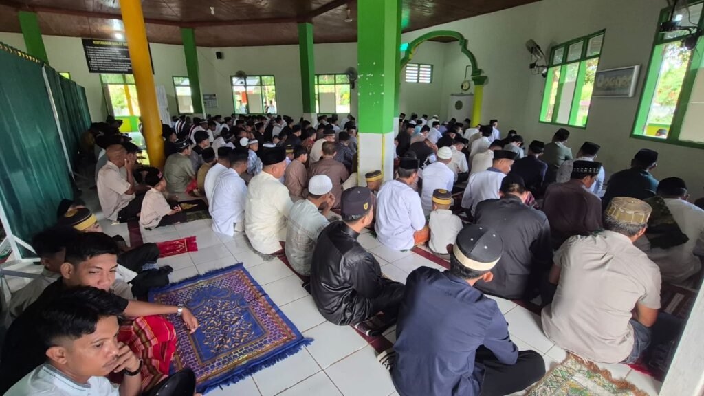 Para jemaah pria yang telah memadati area dalam Masjid Jami Al-Mujahidin, Desa Kusambi, Kecamatan Kusambi, Kabupaten Muna Barat.