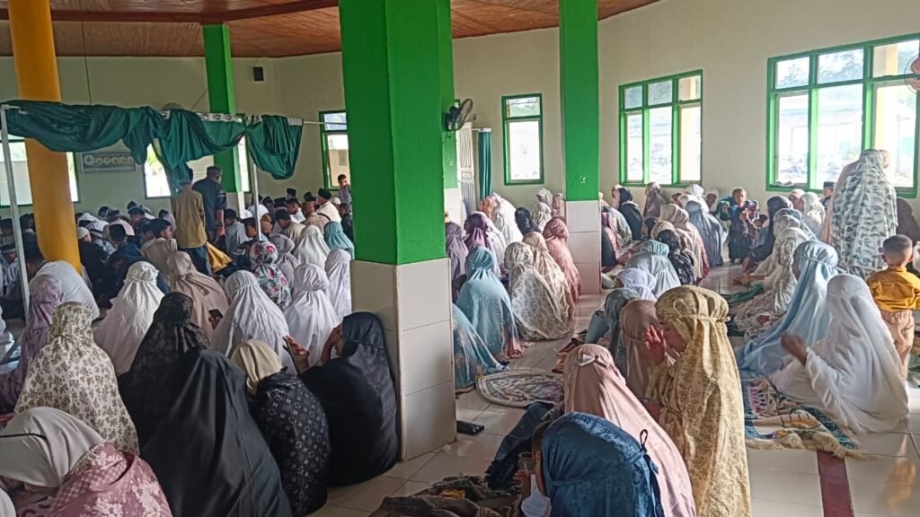 Jemaah wanita yang memadati area dalam Masjid Jami Al-Mujahidin, Desa Kusambi, Kecamatan Kusambi, Kabupaten Muna Barat.