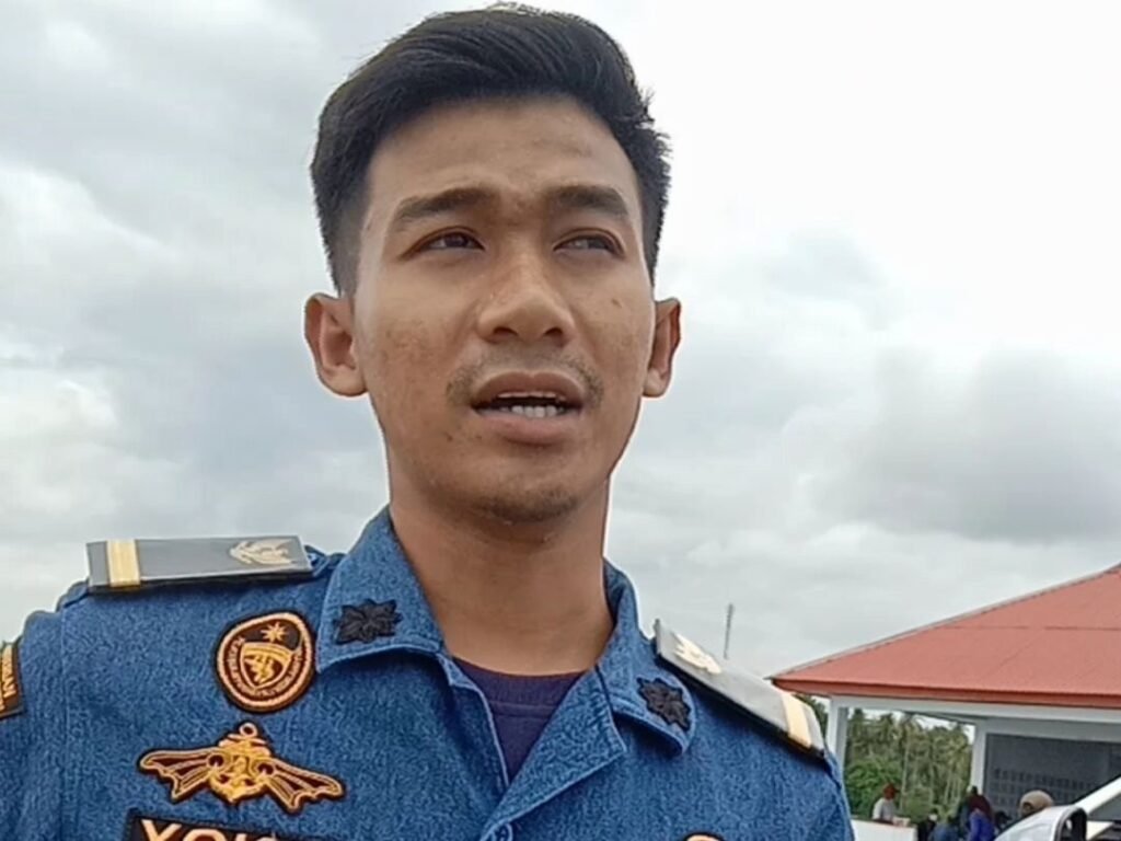 Personel Kesatuan Penjagaan Laut dan Pantai dari Kantor Unit Penyelenggara Pelabuhan (UPP) Kelas II Wanci, Yoko, saat diwawancarai Kendariinfo di Pelabuhan Patinggu, Desa Liya One Melangka, Kecamatan Wangiwangi Selatan, Kabupaten Wakatobi.