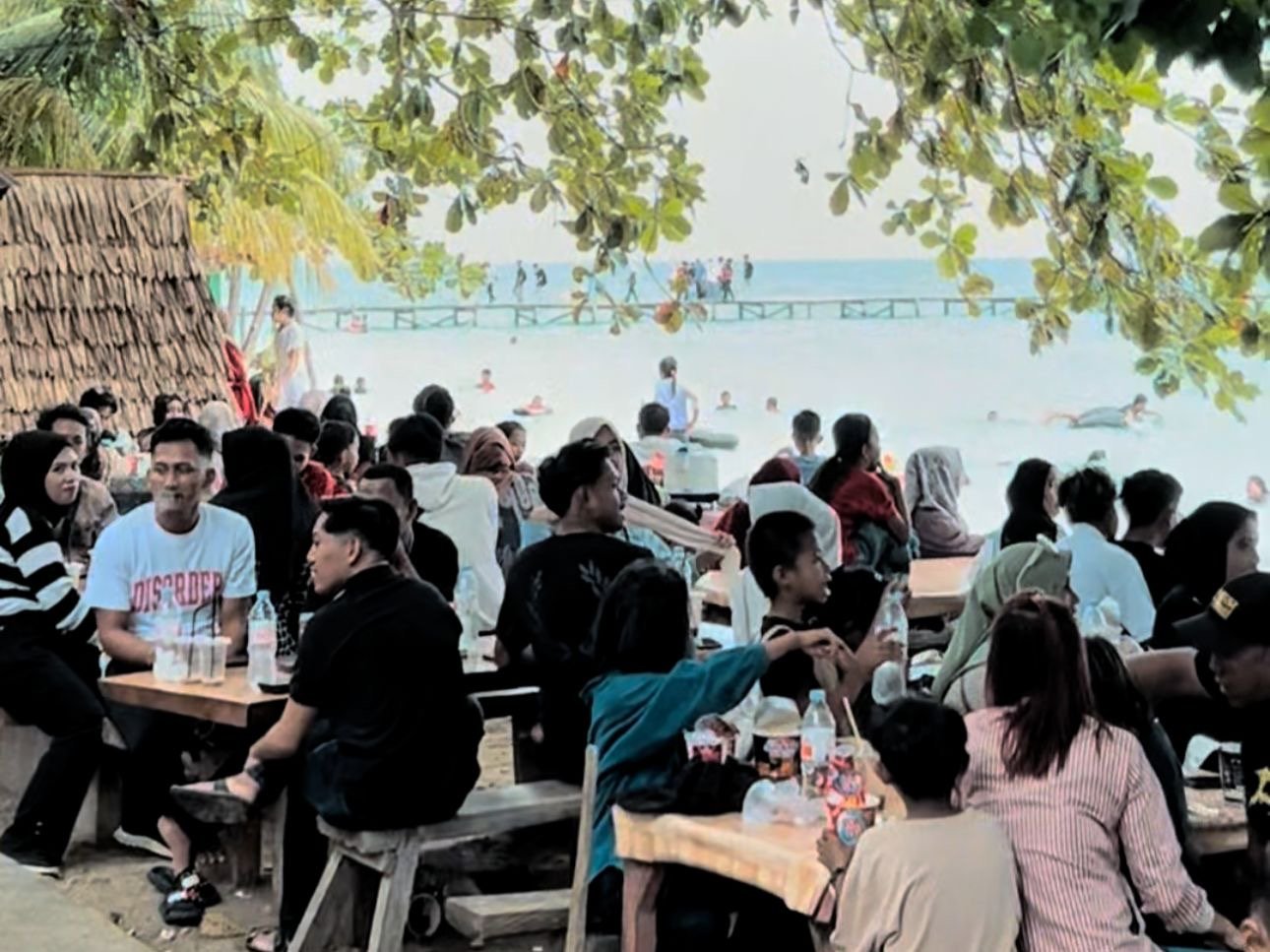 Libur Lebaran, Pantai Berova Kolut Diserbu Ribuan Wisatawan Libur Lebaran, Pantai Berova Kolut Diserbu Ribuan Wisatawan