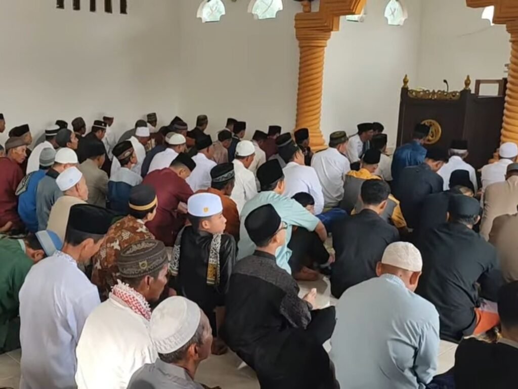 Umat muslim melaksanakan salat Idulfitri di sebuah masjid di Kecamatan Konda, Kabupaten Konawe Selatan.