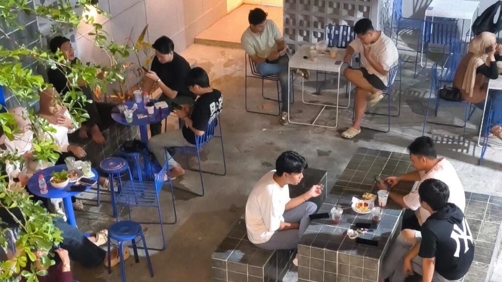 Potret pengunjung Disemeja Kendari.