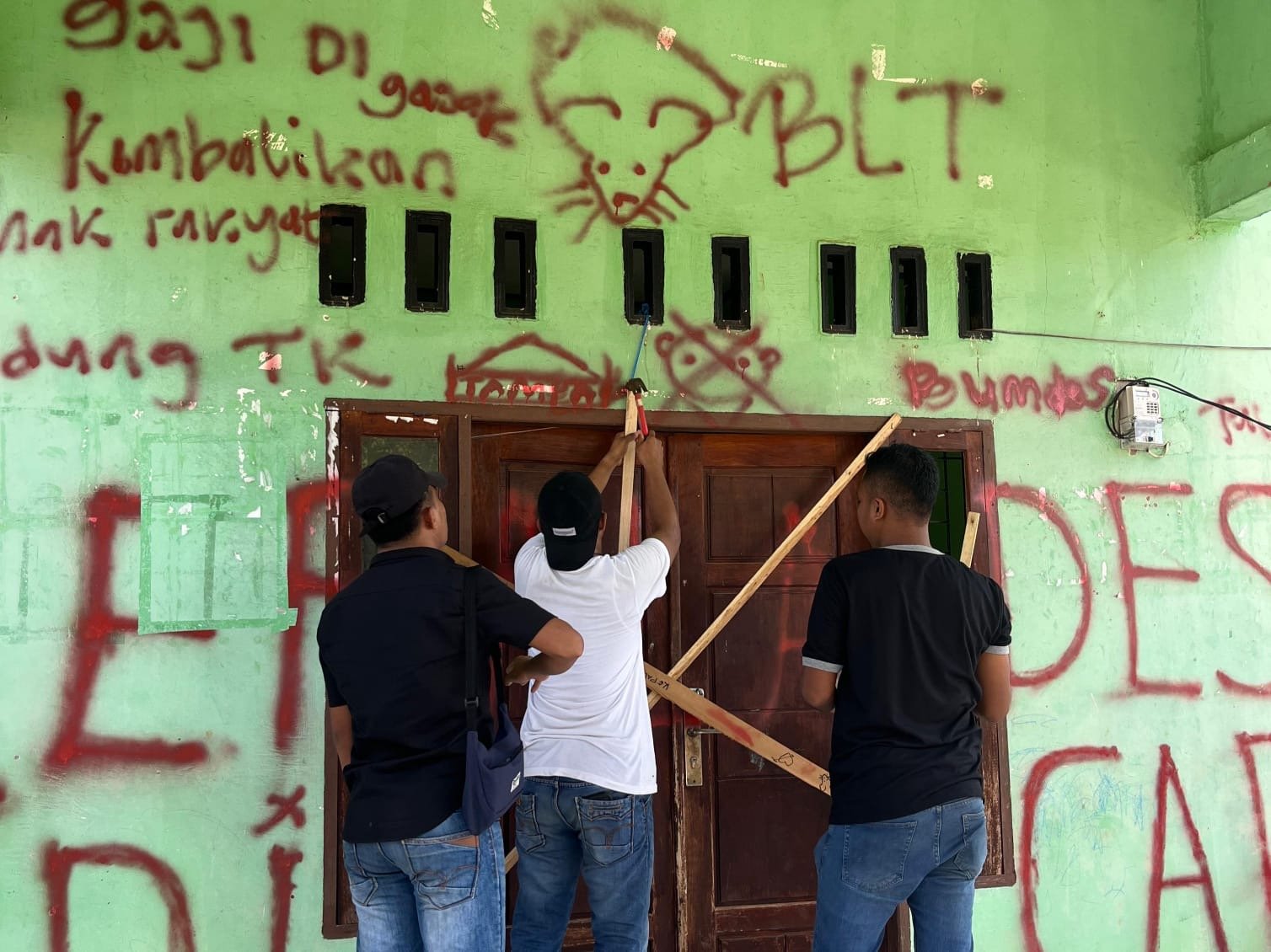 Ultimatum 7 Hari Tak Digubris, Kantor Desa Tampara Wakatobi Kembali Disegel Ultimatum 7 Hari Tak Digubris, Kantor Desa Tampara Wakatobi Kembali Disegel
