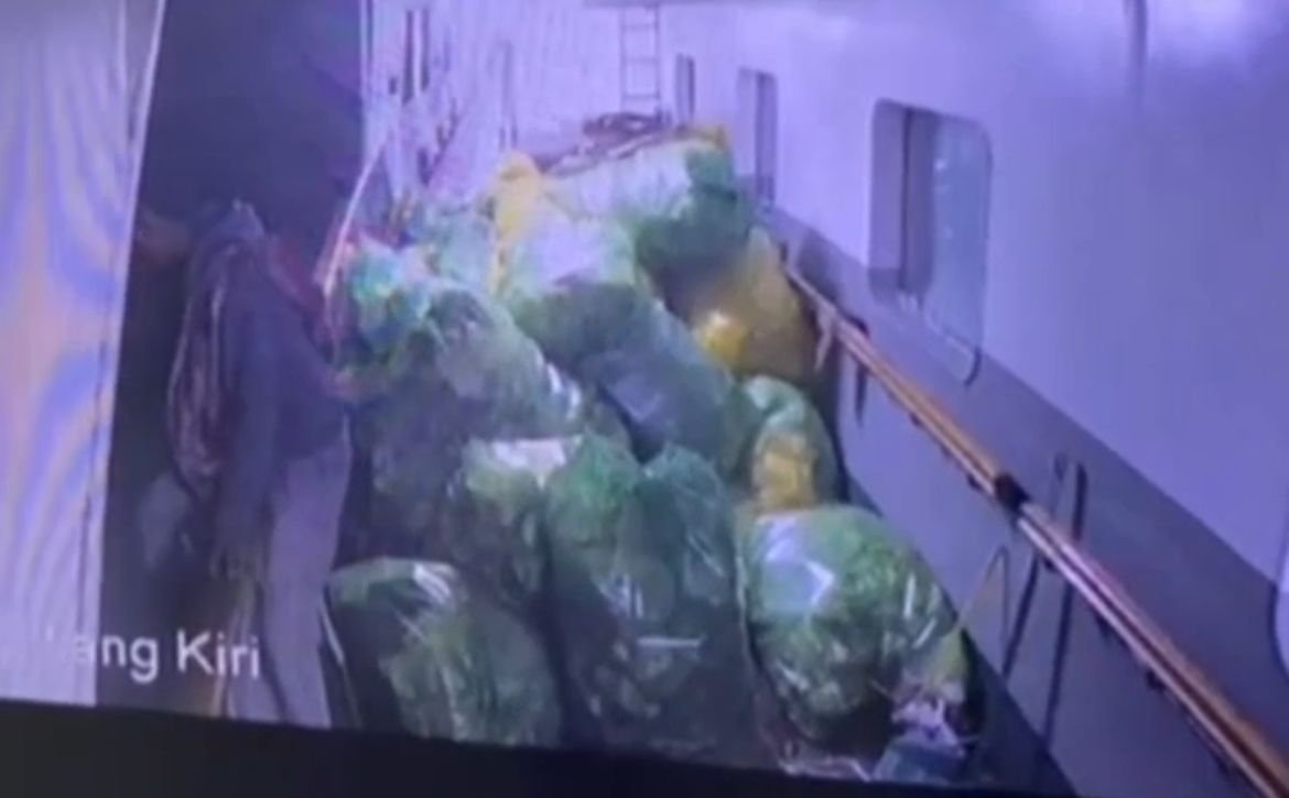 Penumpang asal Buton Terekam CCTV Lompat ke Laut di Selat Makassar Penumpang asal Buton Terekam CCTV Lompat ke Laut di Selat Makassar