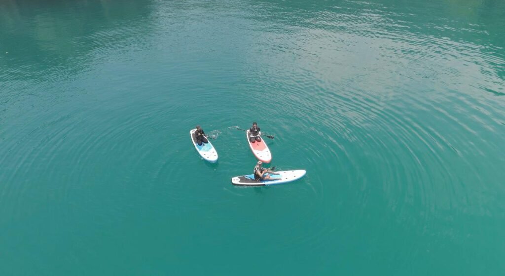 Wisatawan Labengki Beach Hut saat mencoba paddling di Kawasan Twin Lagoon, Pulau Labengki, Kabupaten Konawe Utara.