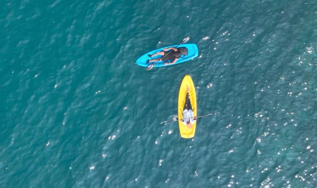 Wisatawan Labengki Beach Hut saat mencoba kanoing di Kawasan Puncak Kayangan, Sombori, Sulawesi Tengah.
