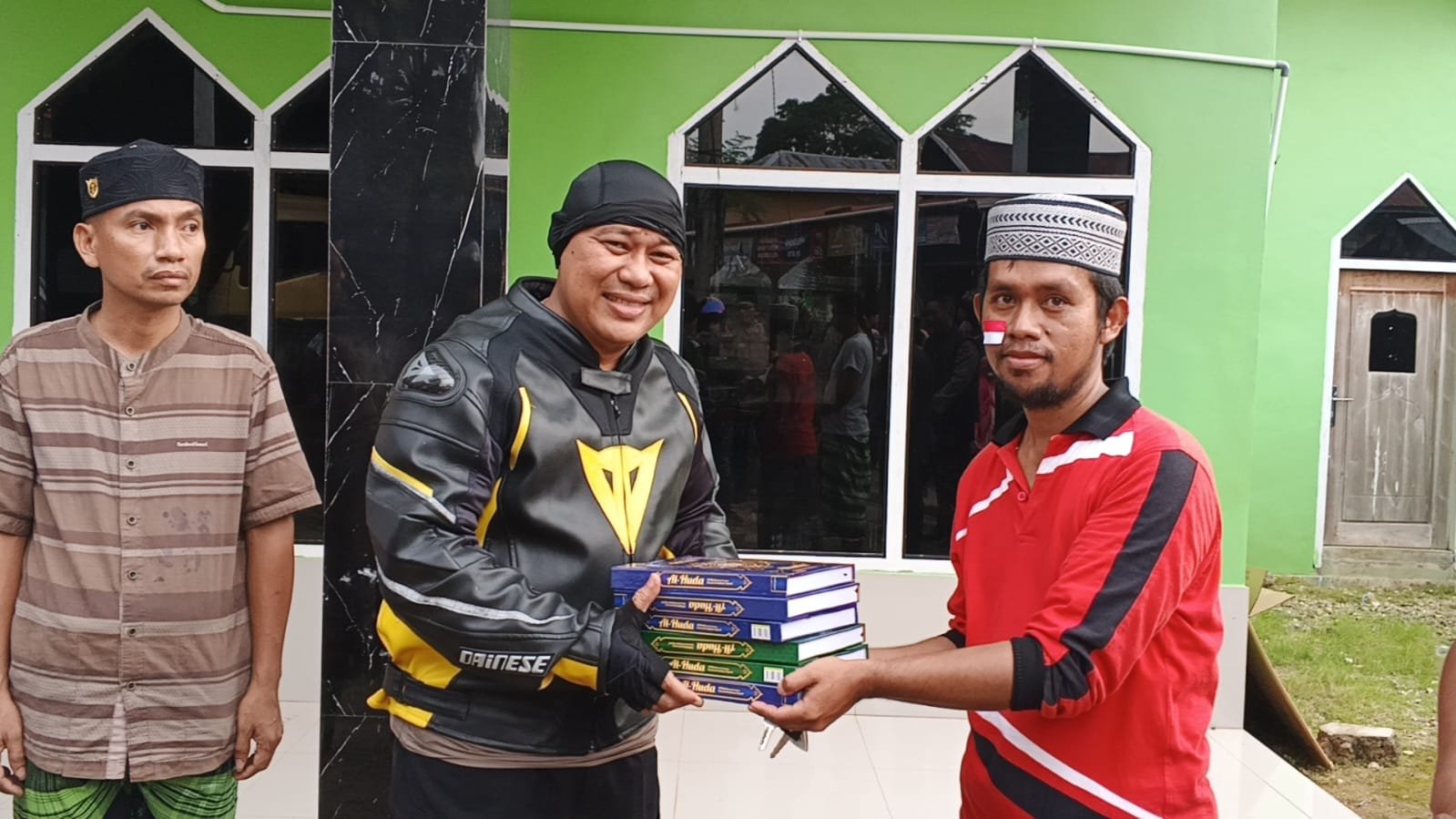 Touring Ramadan Polres Buton, Bagikan Al-Qur’an dan Buku Iqra di Sejumlah Masjid Touring Ramadan Polres Buton, Bagikan Al-Qur’an dan Buku Iqra di Sejumlah Masjid