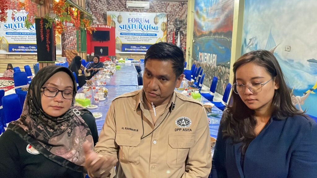 Ketua DPD Association of The Indonesian Tours and Travel Agencies (ASITA) Sultra, Rahman Rahim (tengah) saat diwawancarai awak media usai kegiatan Forum Pentahelix.