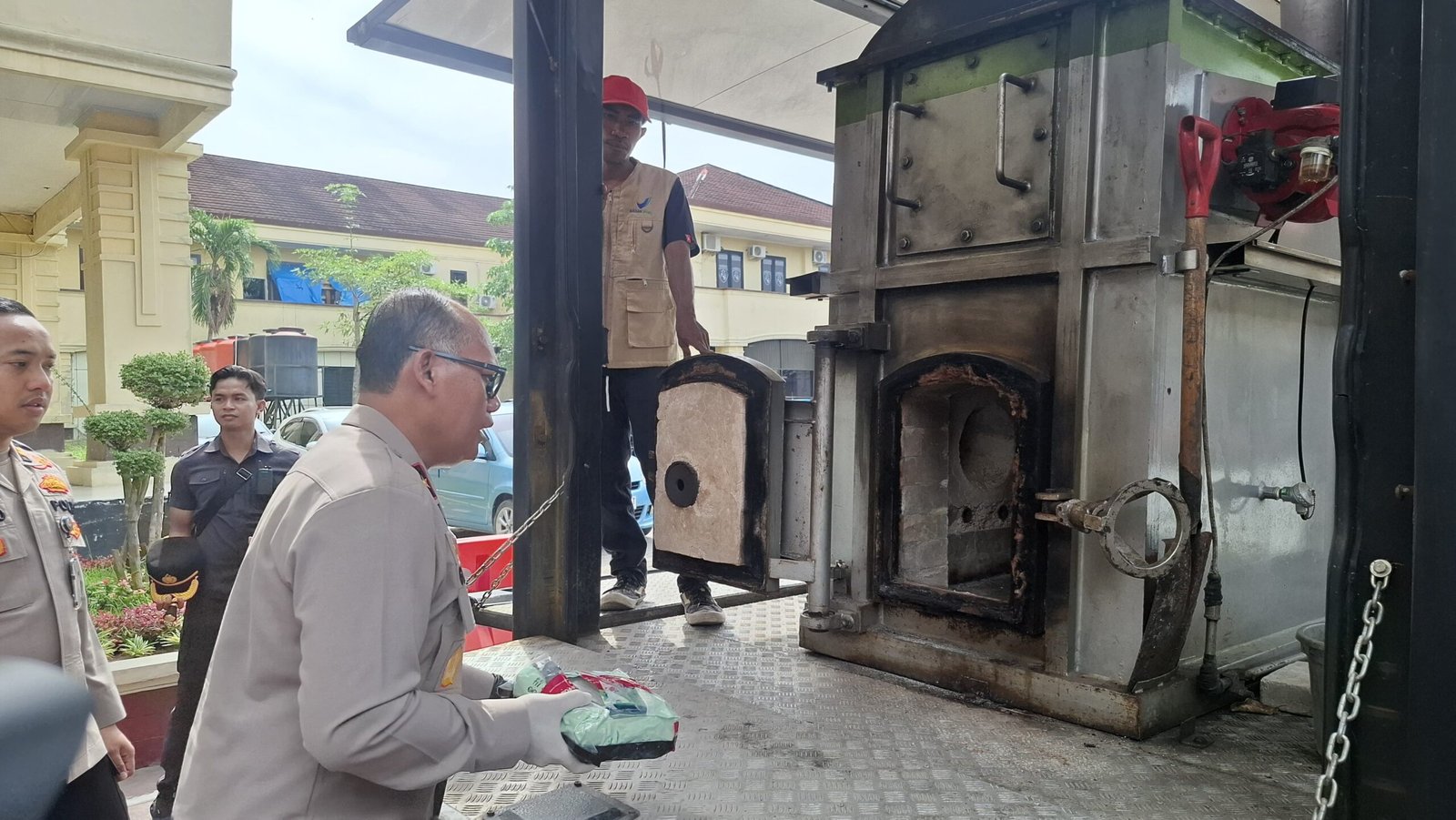 Polda Sultra Musnahkan 6,2 Kilogram Sabu-Sabu dan 958 Gram Ganja dari 4 Tersangka Polda Sultra Musnahkan 6,2 Kilogram Sabu-Sabu dan 958 Gram Ganja dari 4 Tersangka