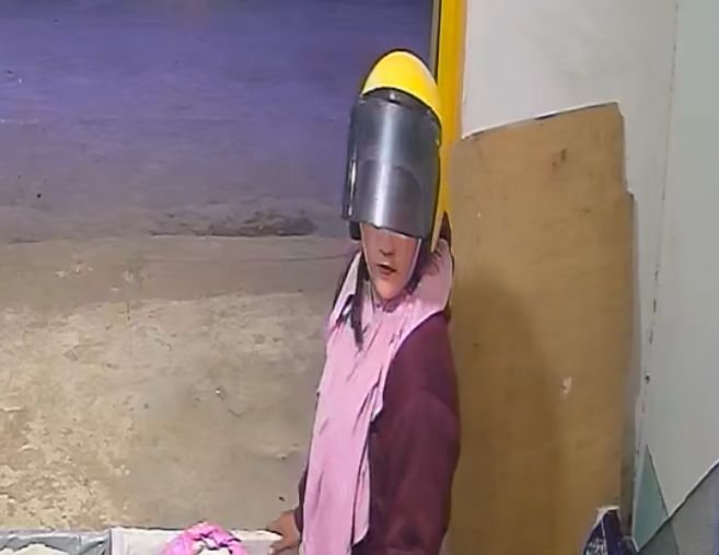 Wanita Curi Uang Rp5 Juta di Toko Sembako Konawe, Aksinya Terekam CCTV Wanita Curi Uang Rp5 Juta di Toko Sembako Konawe, Aksinya Terekam CCTV