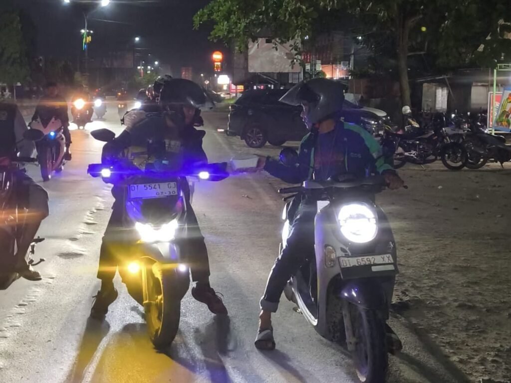 Komunitas bikers saat membagikan makanan sahur ke ojol di sekitaran Eks MTQ, Kota Kendari.