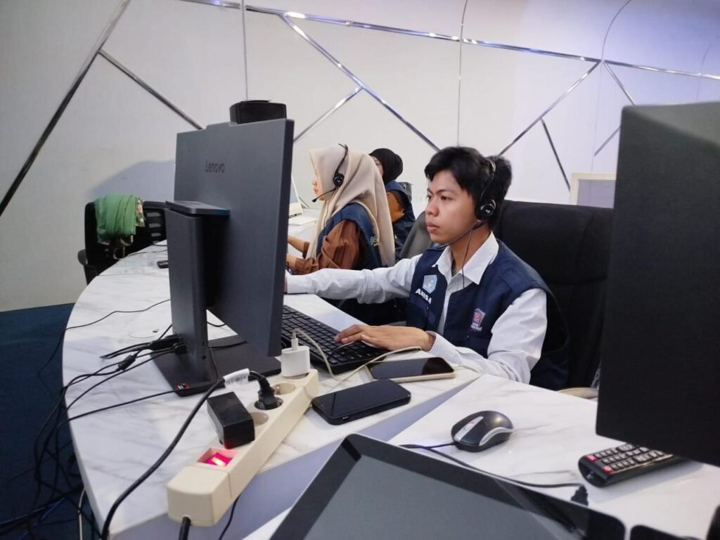 Salah satu call taker layanan 112 Pemkot Kendari.