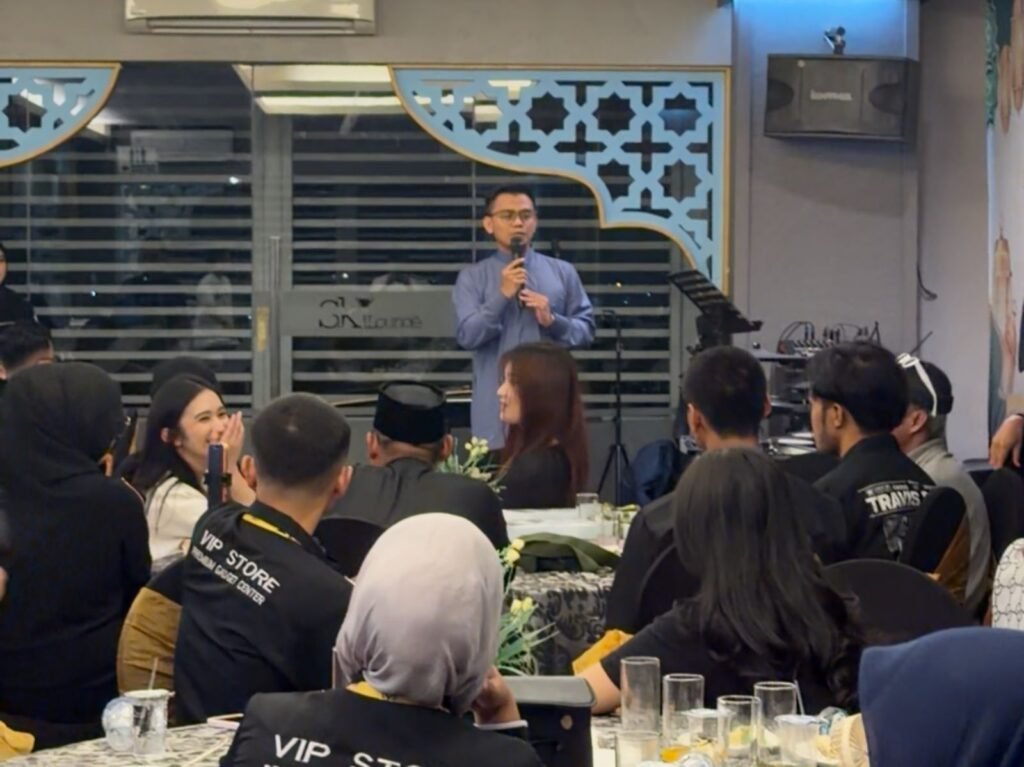 Direktur Utama (Dirut) VIP Store Kendari, Aswin saat memberikan sambutan dalam rangka peluncuran yayasan dan pengalokasian dana CSR untuk pendidikan di Lantai 15 Sky Lounge, Claro Hotel Kendari.