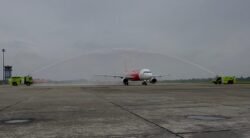 AirAsia Layani Rute Kendari – Makassar, Penerbangan Perdana Disambut Water Salute di Bandara Haluoleo