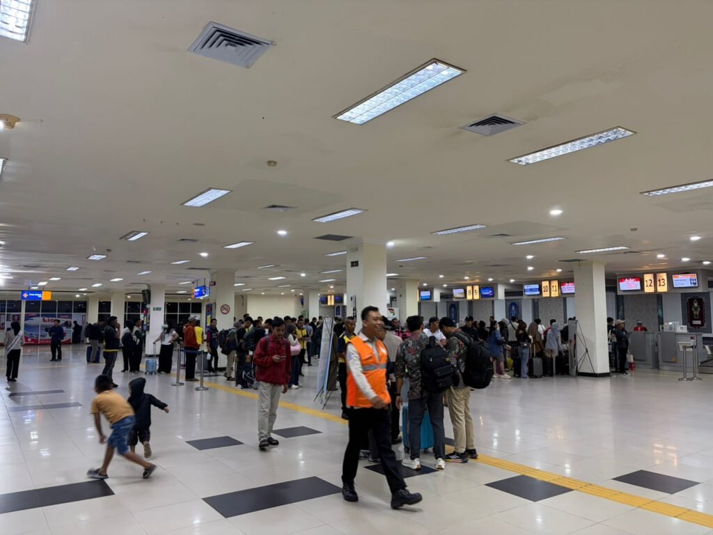 Situasi penumpang di Bandara Haluoleo Kendari, Kabupaten Konawe Selatan (Konsel).