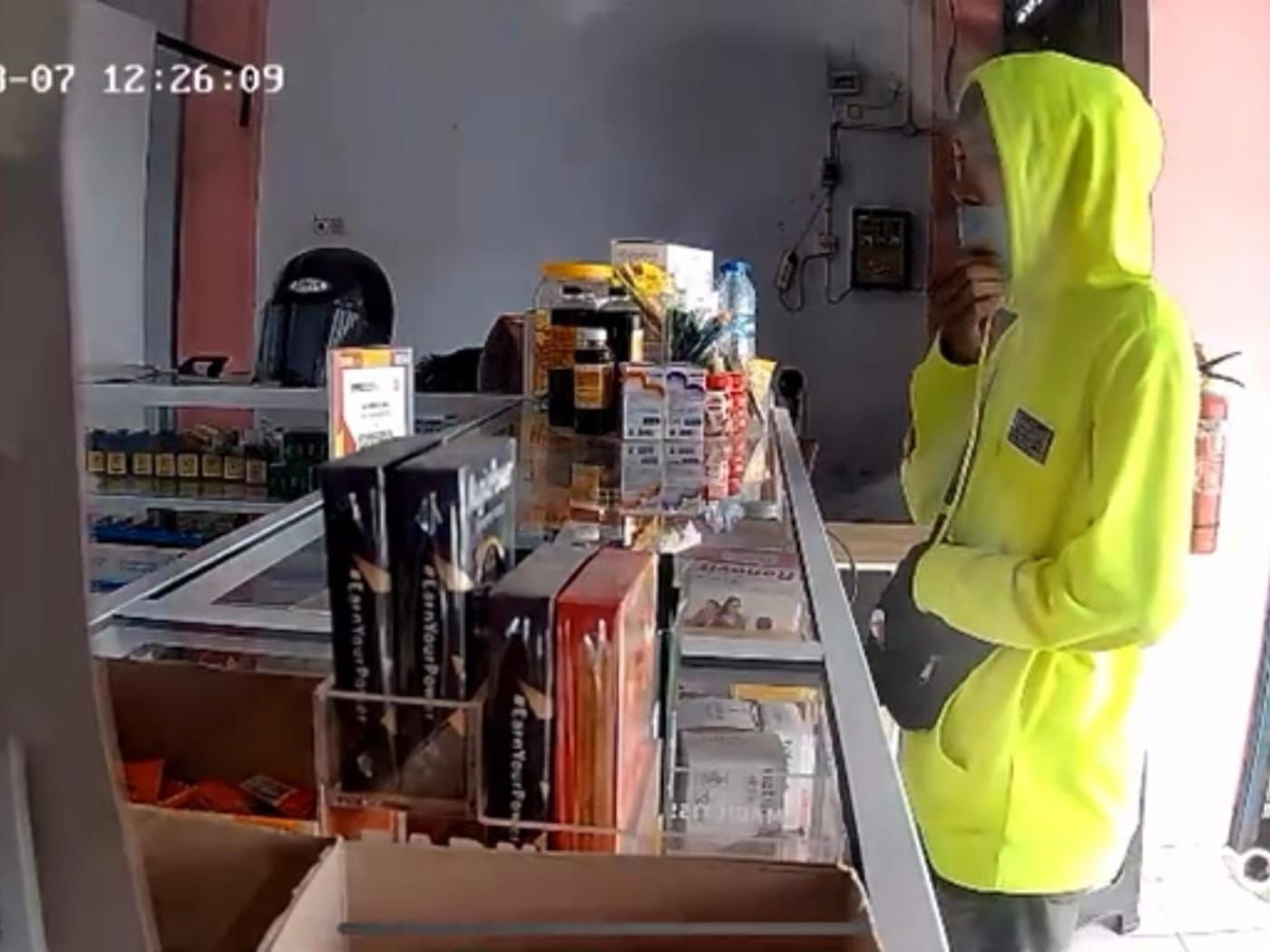 Pria Kendari Tertangkap CCTV saat Mencuri Uang di Apotek Pria Kendari Tertangkap CCTV saat Mencuri Uang di Apotek