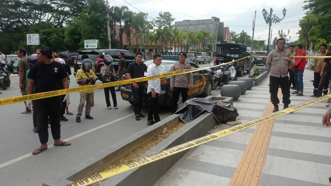 Breaking News! Penemuan Jasad Perempuan Hebohkan Warga di Pedestrian Eks MTQ Kendari Breaking News! Penemuan Jasad Perempuan Hebohkan Warga di Pedestrian Eks MTQ Kendari