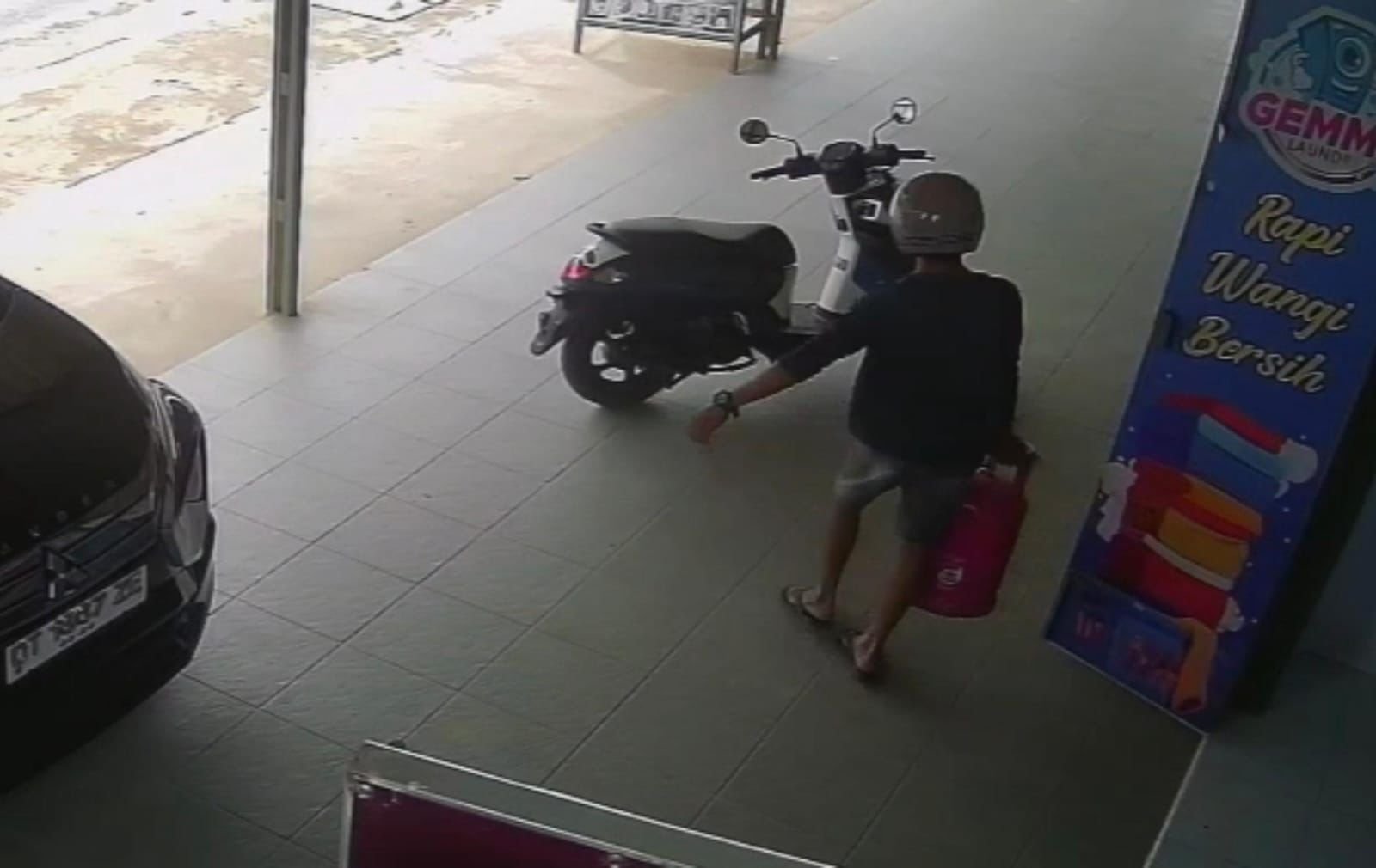 Aksi Pria Terekam CCTV Gasak Tabung Gas LPG di Tempat Laundry Ranomeeto konsel Aksi Pria Terekam CCTV Gasak Tabung Gas LPG di Tempat Laundry Ranomeeto konsel