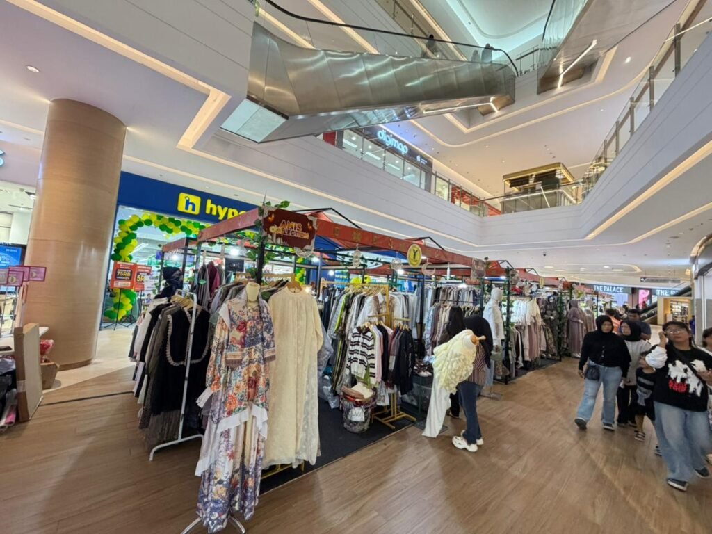 Sejumlah tenant di Radiant Ramadhan oleh Yello Organizer di The Park Mall Kendari.