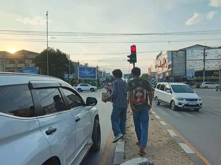 Himpunan Pelajar Pemuda Mahasiswa Lapandewa Kabelengkao (Hippmalaka) Sulawesi Tenggara (Sultra) Koordinator Wilayah (Korwil) Kendari menggalang donasi di Perempatan Pasar Baru Wuawua.