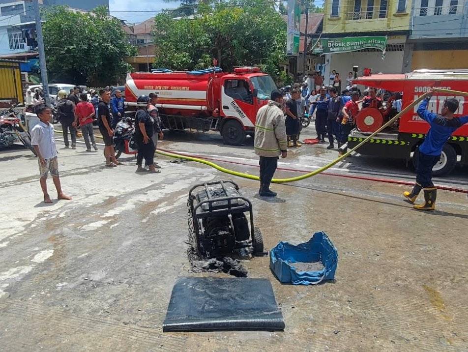 Genset terbakar yang dikeluarkan dari ruang mesin Alfamidi di Jalan Sultan Murhum, Kelurahan Nganganaumala, Kecamatan Murhum, Kota Baubau.