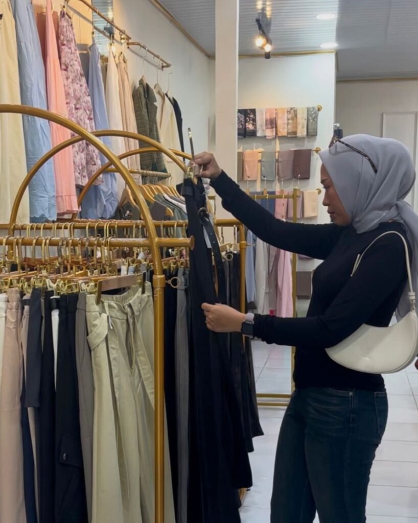 Delisha Fashion hadir di Jalan Pasar Baruga, Kelurahan Baruga, Kecamatan Baruga, Kota Kendari, menawarkan beragam outfit stylish wanita.