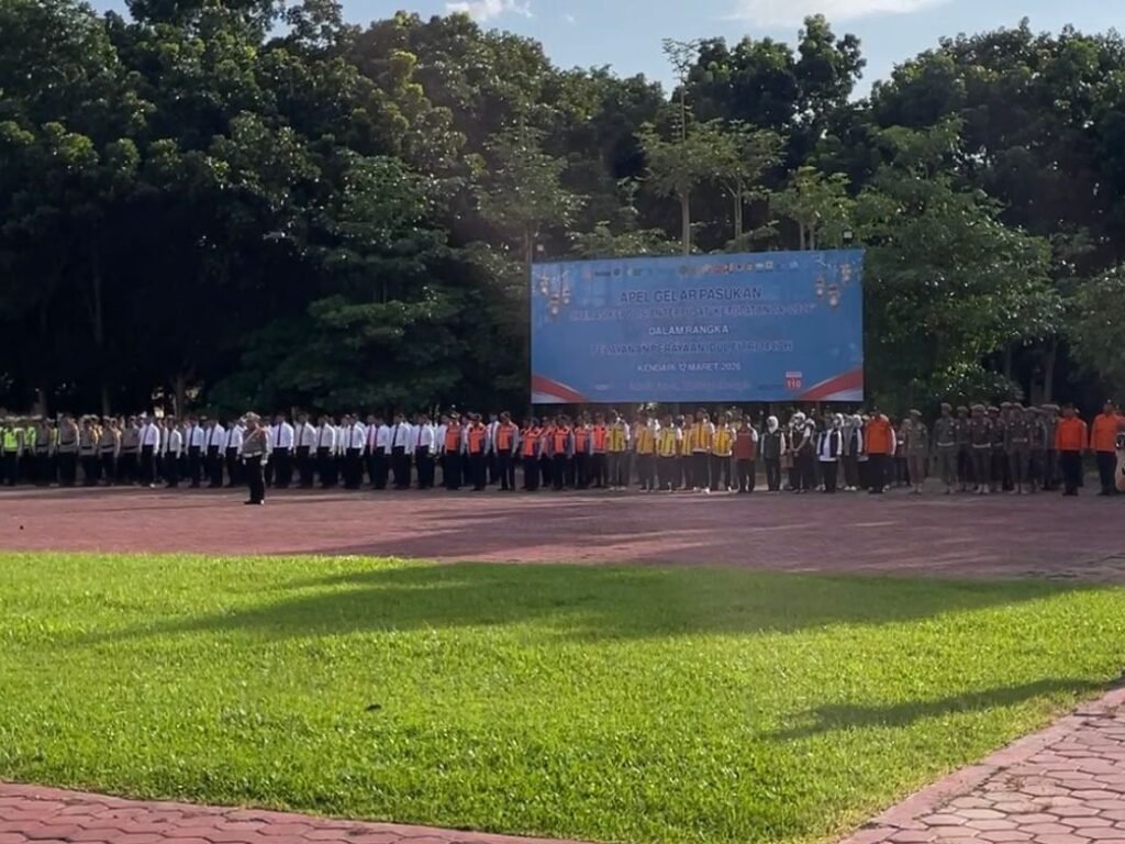 Apel Gelar Pasukan Operasi Ketupat 2026 di Lapangan Presisi Mapolda Sultra.