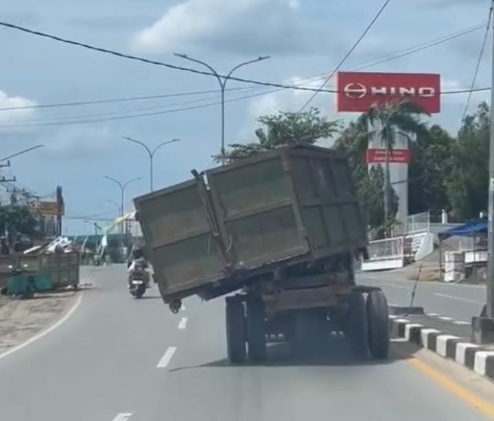 Potret armada pengangkut sampah milik DLHK Kota Kendari yang sedang menuju bengkel untuk menjalani perbaikan.