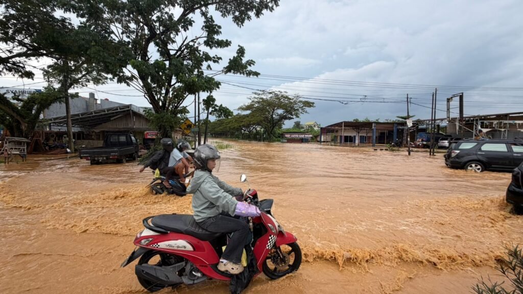 Banjir lumpur berwarna cokelat menggenangi Jalan Brigjen M. Yoenoes, Kelurahan Lepolepo, Kecamatan Baruga, Kota Kendari.