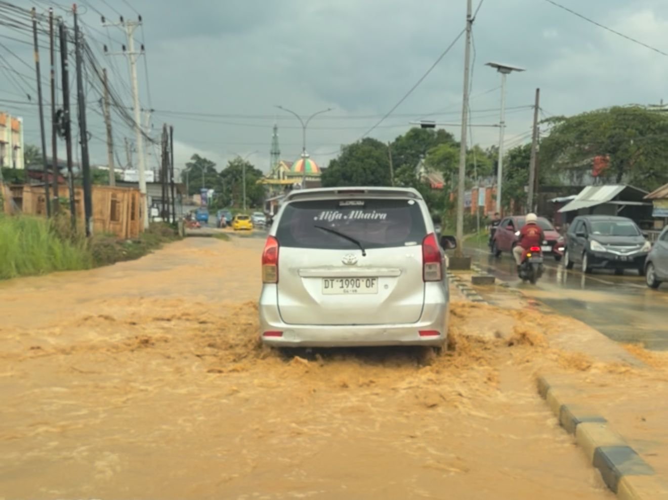 Banjir Lumpur Terjang Jalan D. I. Panjaitan Kendari, Kini Berangsur Surut Banjir Lumpur Terjang Jalan D. I. Panjaitan Kendari, Kini Berangsur Surut