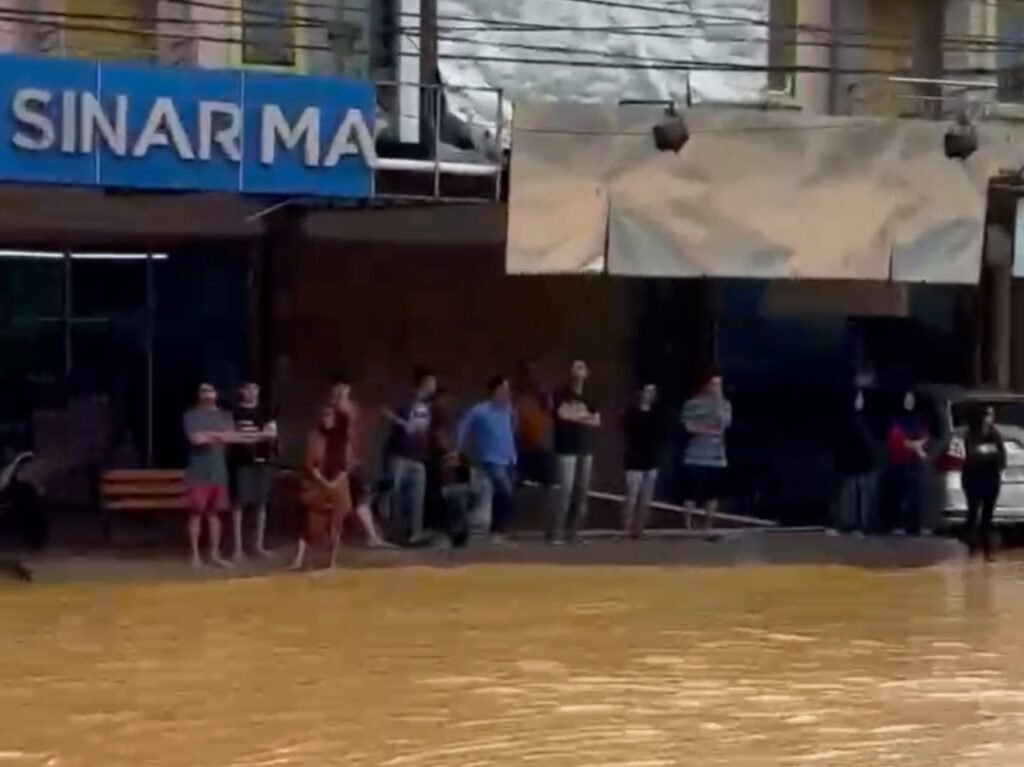 Banjir lumpur terjang Jalan D. I. Panjaitan, Kelurahan Wundudopi, Kecamatan Baruga, Kota Kendari.