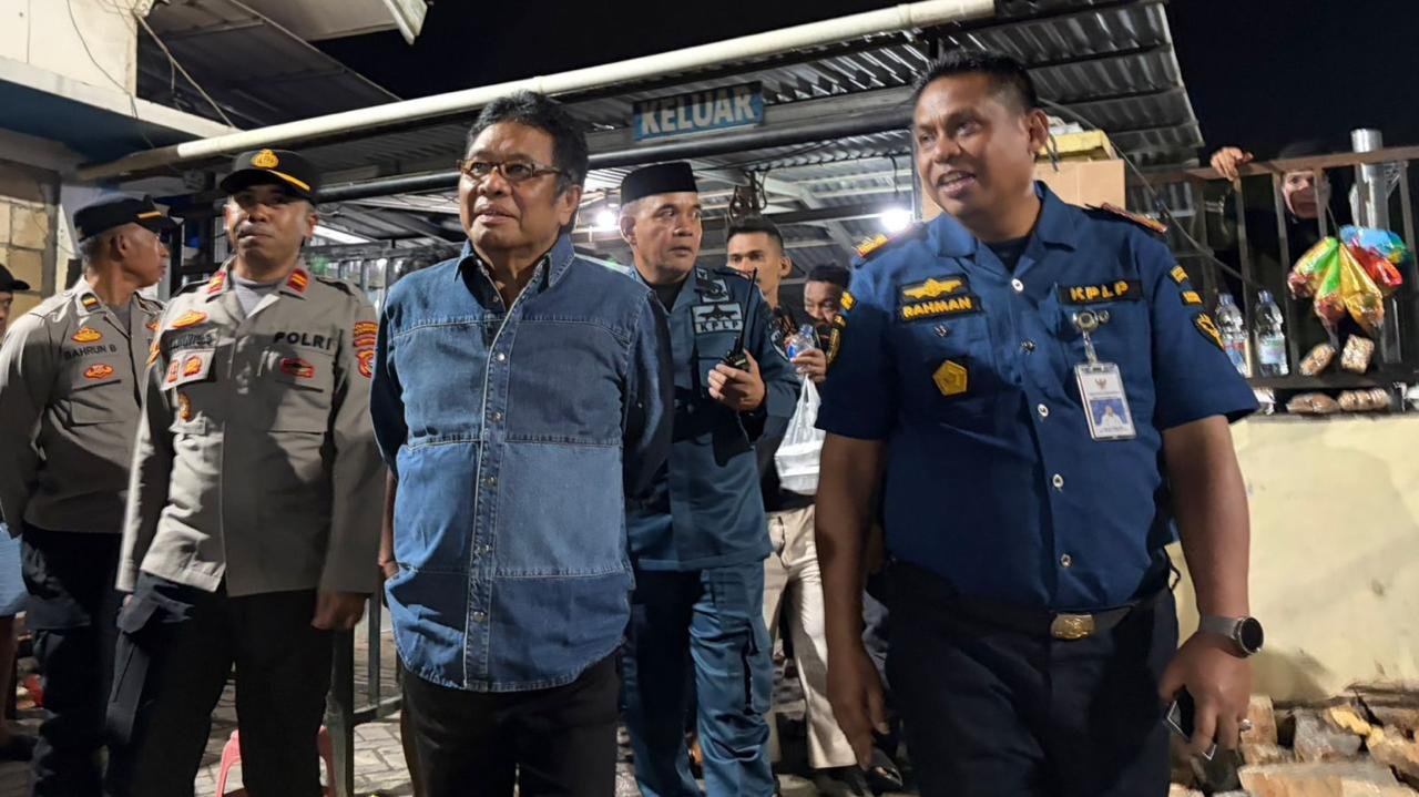 Ridwan Bae Soroti Pelabuhan Kapal Malam Kendari Kotor dan Minim Fasilitas saat Tinjau Arus Mudik Ridwan Bae Soroti Pelabuhan Kapal Malam Kendari Kotor dan Minim Fasilitas saat Tinjau Arus Mudik