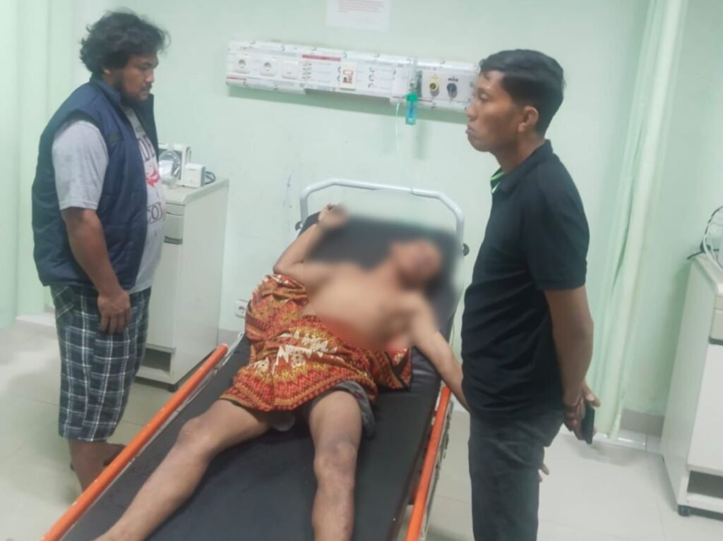 Pria berinisial HS ditangkap polisi usai aksinya terekam kamera handphone warga dan viral sedang mencuri kabel milik PLN di median Jalan Bypass Kolaka – Pomalaa.