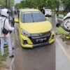 Ayla Tabrak Mobil Parkir di Kendari hingga Terperosok ke Parit